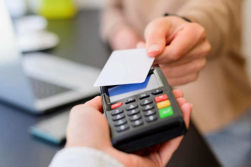 Các dịch vụ rút tiền mặt tại ngân hàng