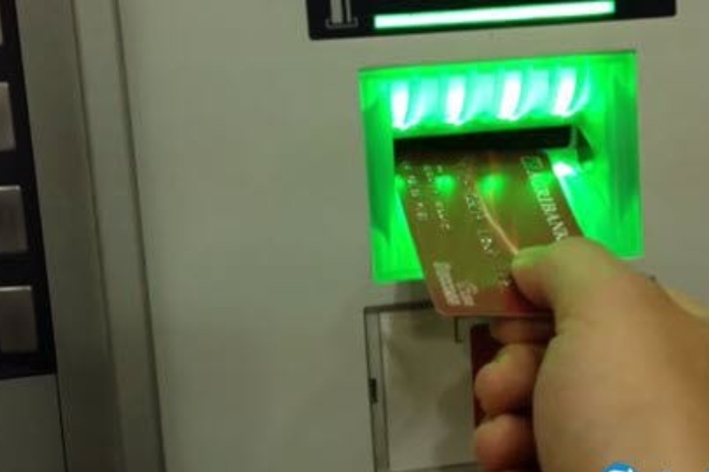 Cắm thẻ ATM theo chiều mũi tên