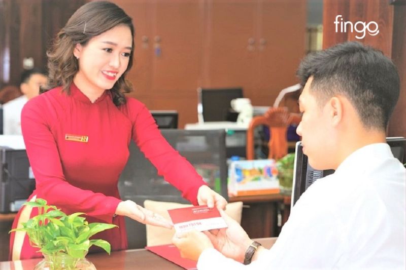 Đến quầy giao dịch gần nhất để yêu cầu nhân viên khóa thẻ