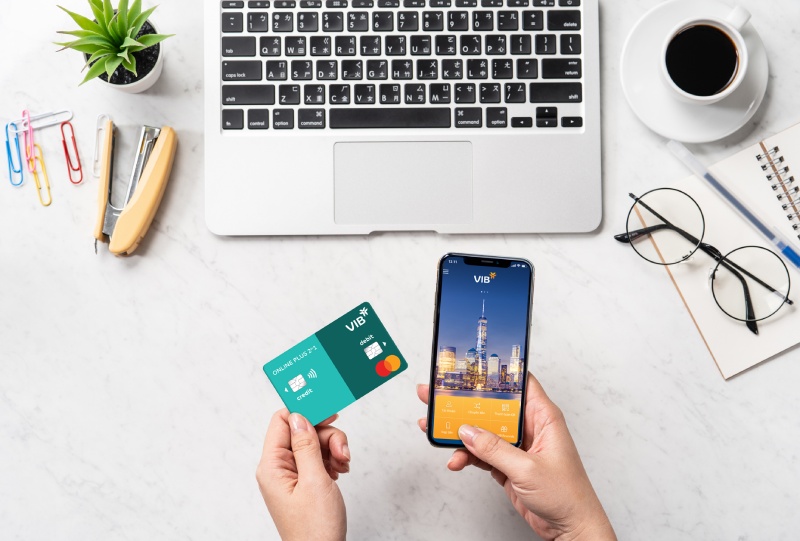 VIB Online Plus 2in1 là sản phẩm thẻ tích hợp thẻ tín dụng và thẻ ghi nợ quốc tế trong một thẻ duy nhất