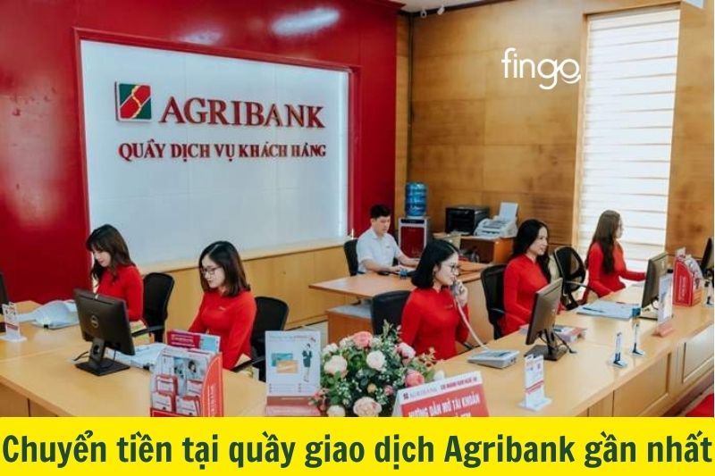 Đến quầy giao dịch để nhân viên ngân hàng hướng dẫn cách chuyển tiền Agribank