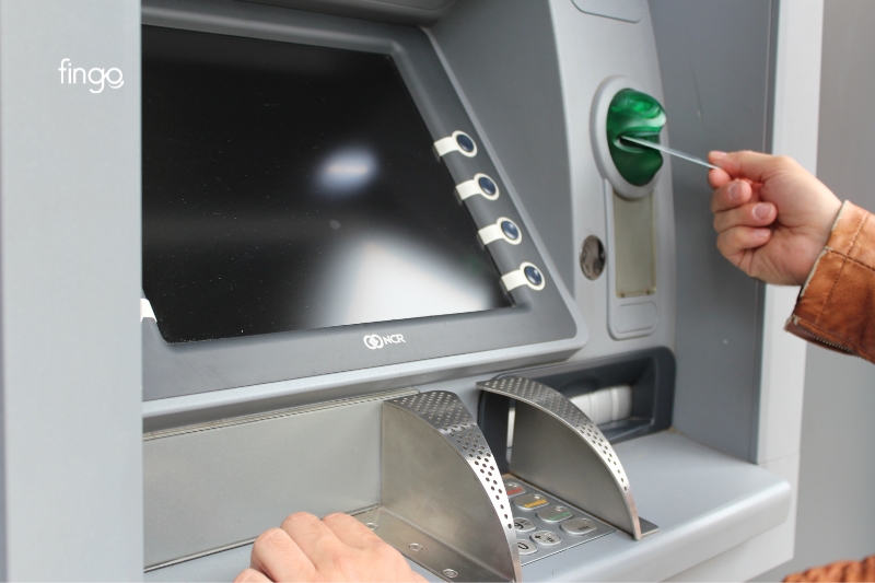 Cho thẻ vào khe nhận thẻ Agribank
