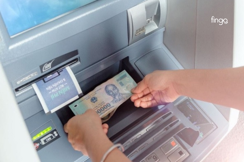 Xếp tiền vào khe nhận tiền và xác nhận 