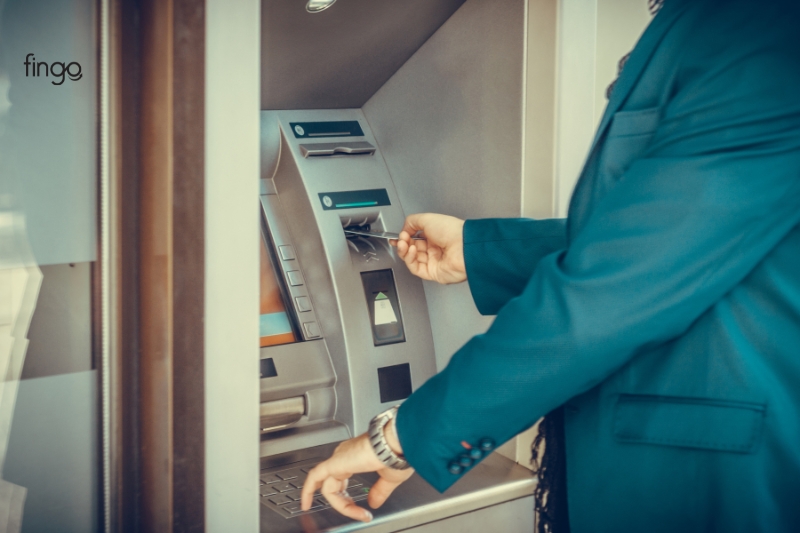 Cho thẻ vào khe nhận thẻ của cây ATM 