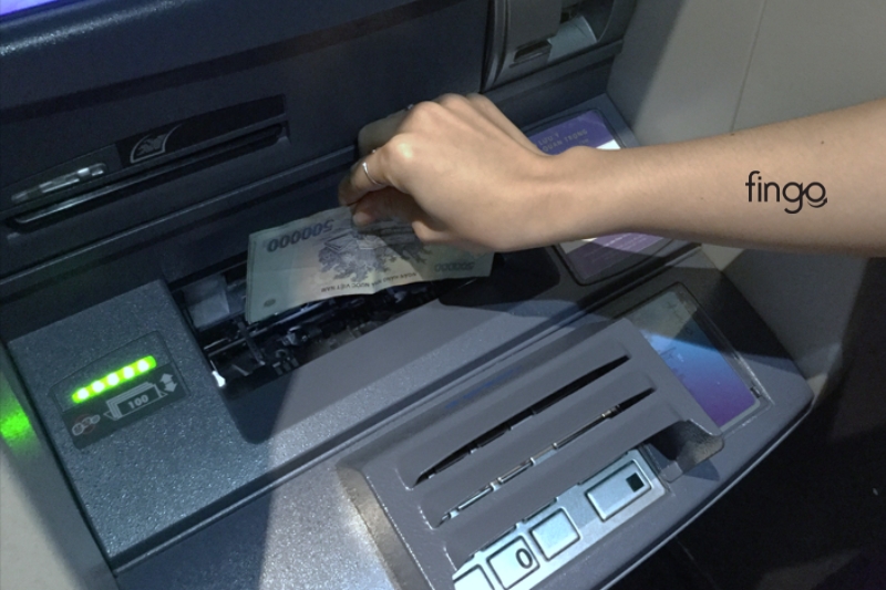 Xếp tiền vào khe nhận tiền 