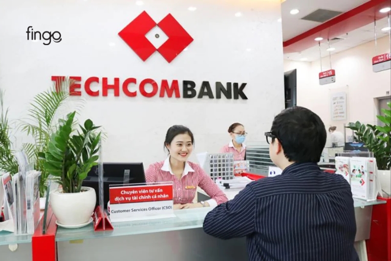 Đến quầy giao dịch Techcombank để mở sổ tiết kiệm Techcombank