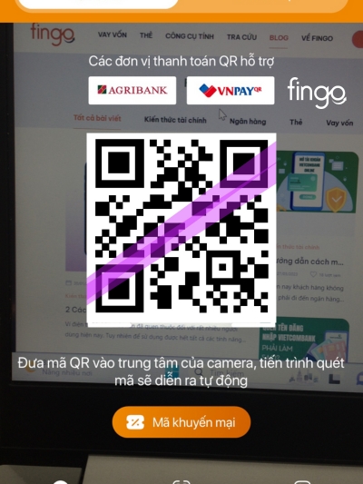 Đưa camera về phía mã QR thanh toán tại quầy giao dịch