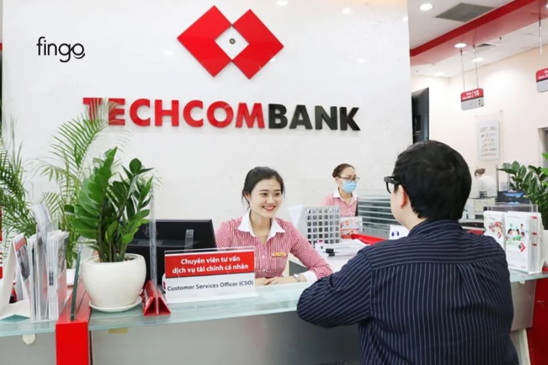 Đến trực tiếp quầy giao dịch Techcombank để kiểm tra số dư tài khoản 