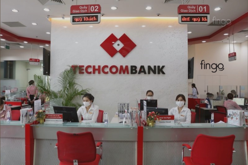 Đến trực tiếp quầy giao dịch Techcombank để gia hạn thẻ 