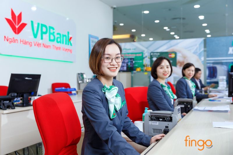 Liên hệ bộ phận chăm sóc khách hàng nếu có bất cứ thắc mắc nào liên quan đến biểu phí thẻ tín dụng VPBank