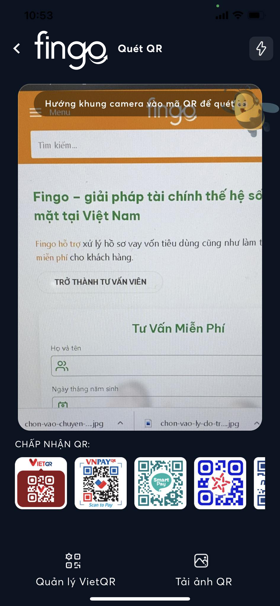 Đưa camera lên mã QR cần thanh toán