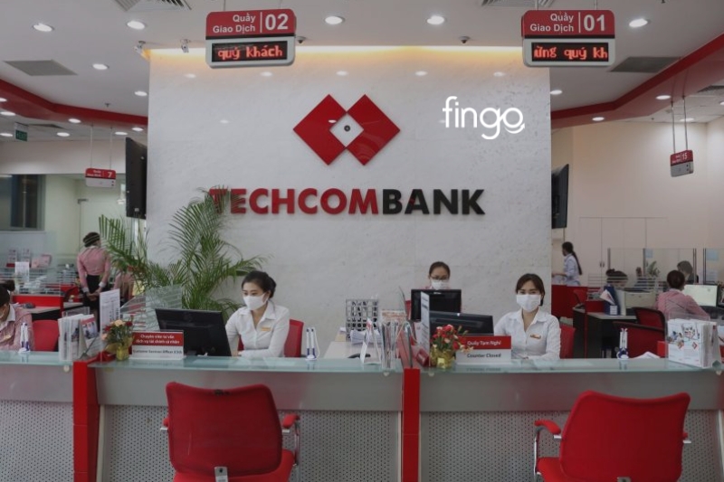 Khóa thẻ trực tiếp tại quầy giao dịch