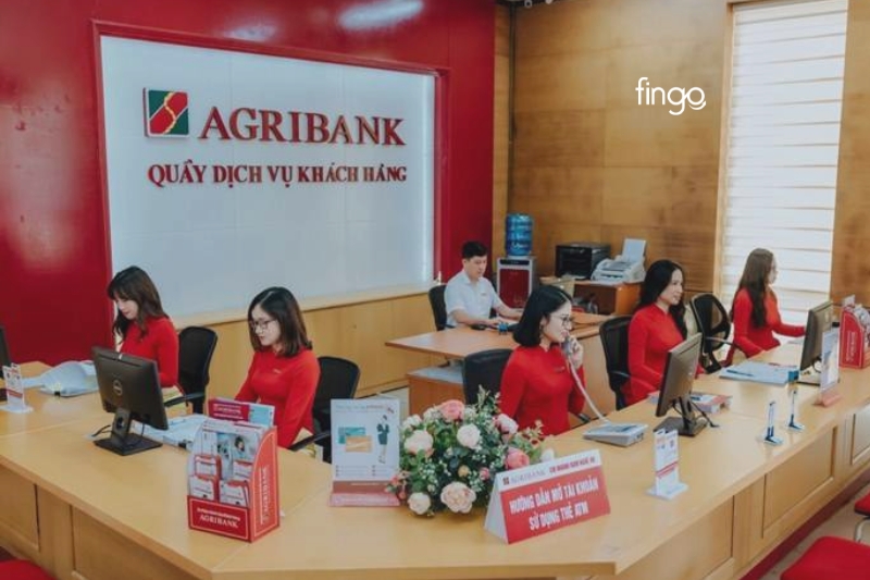 Đến quầy giao dịch làm thẻ Visa Agribank