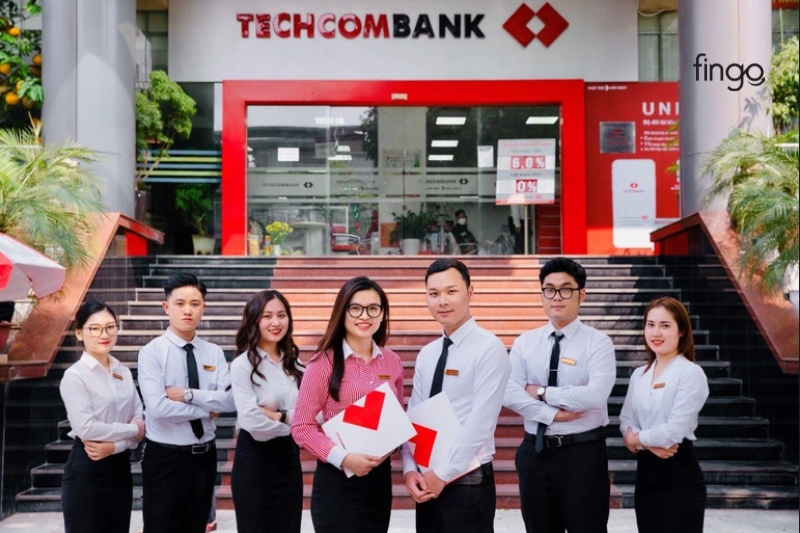 Đến quầy giao dịch Techcombank để hủy thẻ tín dụng Techcombank