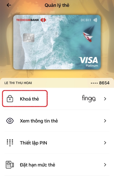 Chọn Khóa thẻ để hoàn tất quá trình khóa thẻ tín dụng Techcombank
