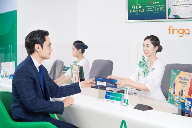 Hoặc bạn có thể đến ngân hàng để nhờ nhân viên hỗ trợ khóa thẻ