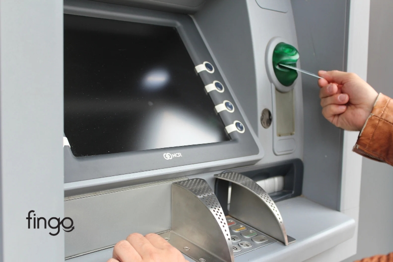 Kiểm tra số tài khoản Vietcombank qua ATM.