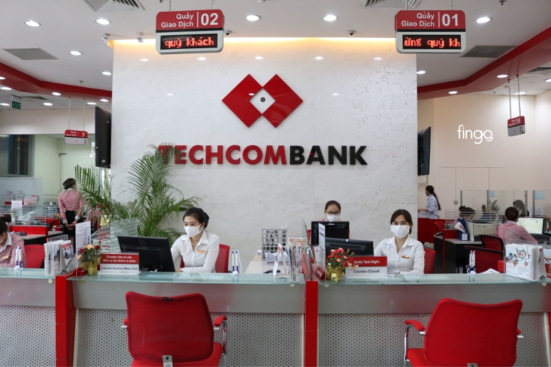 Làm thẻ Mastercard Techcombank tại quầy giao dịch