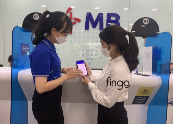 Mở thẻ tín dụng quốc tế MB Priority Visa Platinum tại quầy giao dịch
