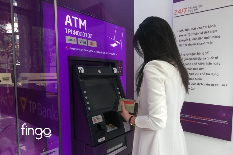 Rút tiền thẻ tín dụng TPBank tại ATM.