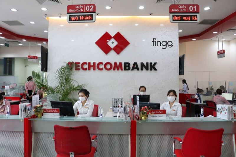 Thanh toán thẻ tín dụng Techcombank tại quầy giao dịch