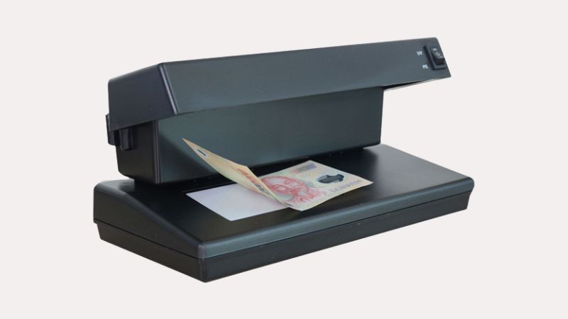 Phân biệt tiền giả bằng máy soi