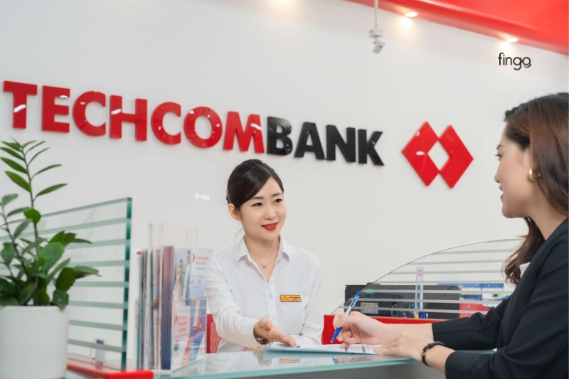 Đến quầy giao dịch Techcombank để mở thẻ tín dụng 