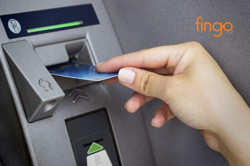 Rút tiền thẻ tín dụng Shinhan từ cây ATM