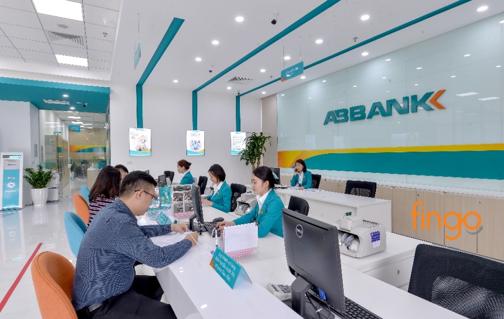 Đến trực tiếp quầy giao dịch đăng ký