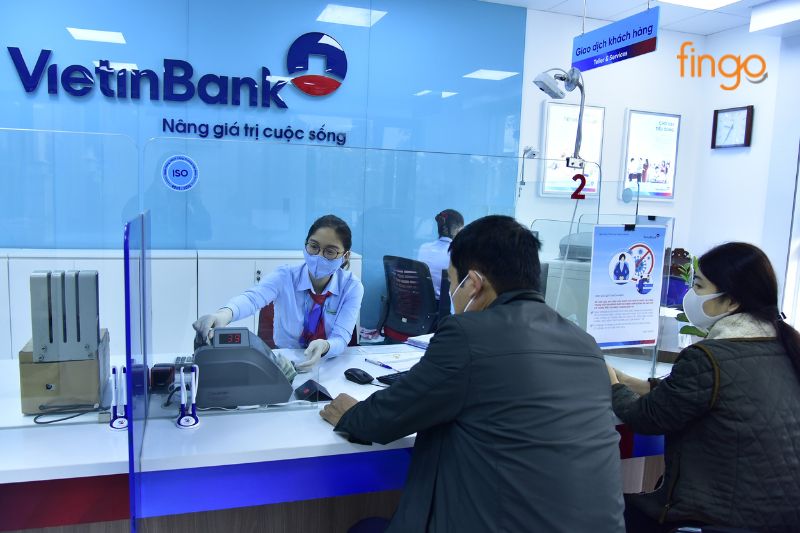Nhờ nhân viên hỗ trợ tra cứu chi nhánh ngân hàng