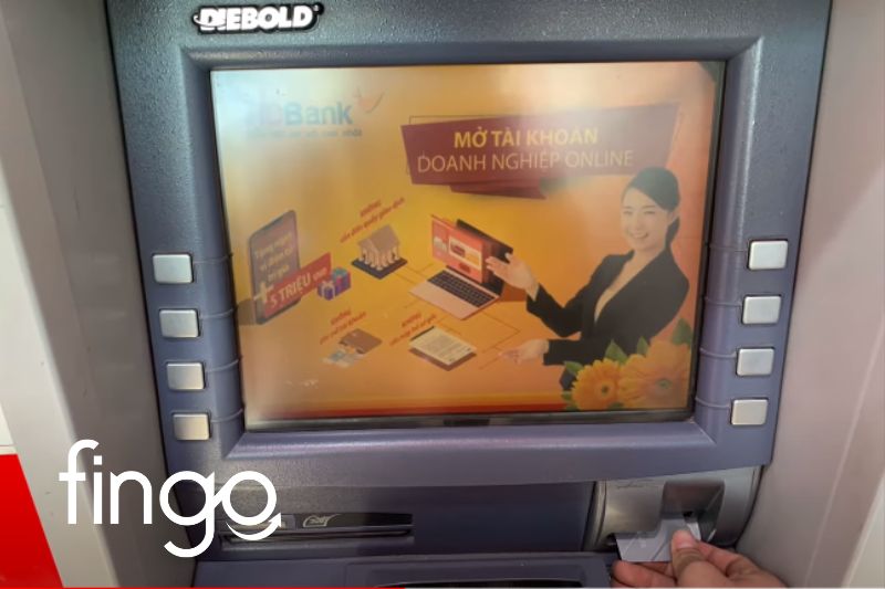 Đưa thẻ vào khe cắm ATM.