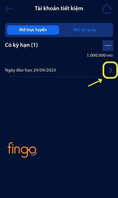 Màn hình lúc này sẽ hiện các thông tin cơ bản của tài khoản tiết kiệm. Để kiểm tra rõ, chọn biểu tượng mũi tên.