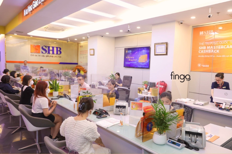 Đến quầy giao dịch mở thẻ tín dụng SHB