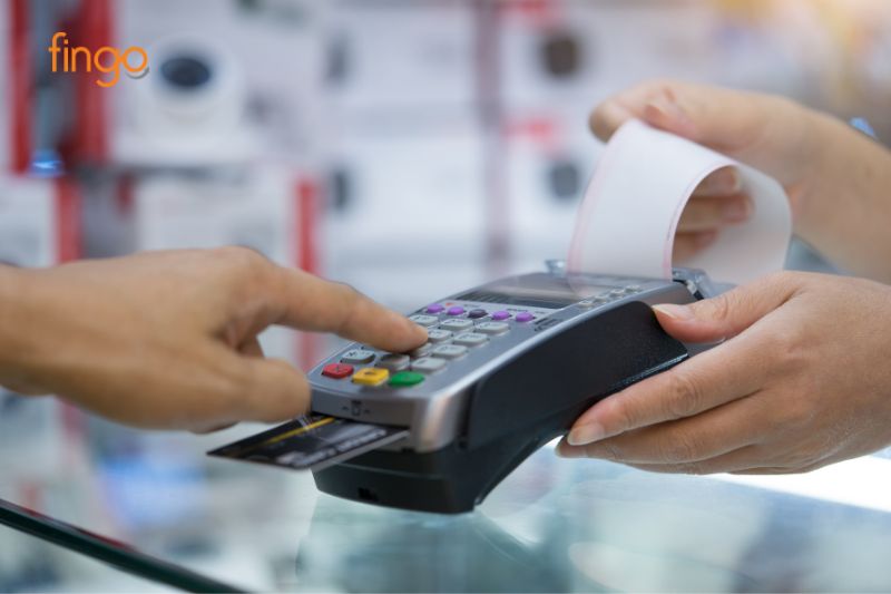 Bạn cần phải trả phí chuyển đổi ngoại tệ khi dùng thẻ thanh toán ở nước ngoài