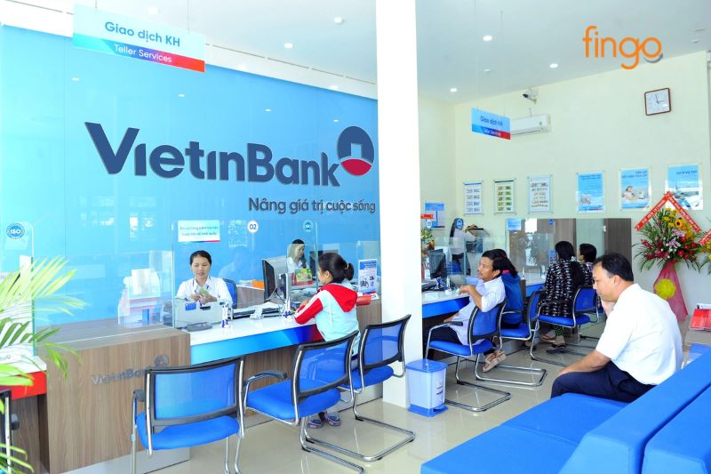 Đến quầy giao dịch Vietinbank để nhờ nhân viên hỗ trợ
