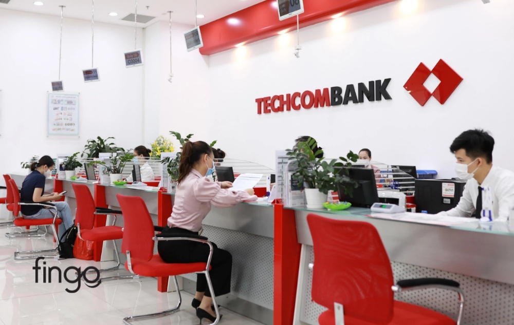 Đến quầy giao dịch Techcombank làm lại thẻ