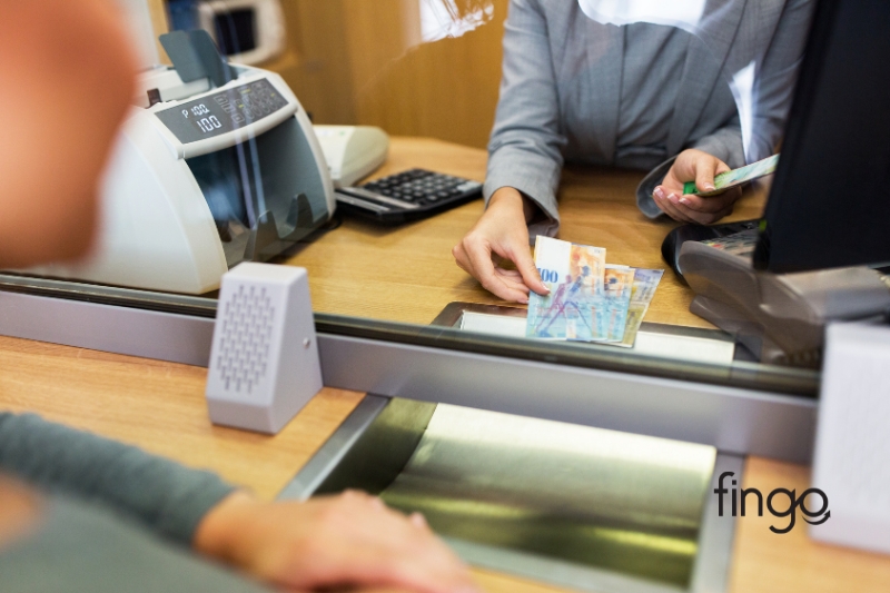 Cách rút tiền mặt thẻ tín dụng Standard Chartered tại ngân hàng
