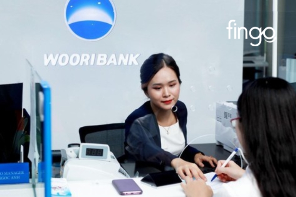 Rút tiền thẻ tín dụng Woori Bank tại quầy.