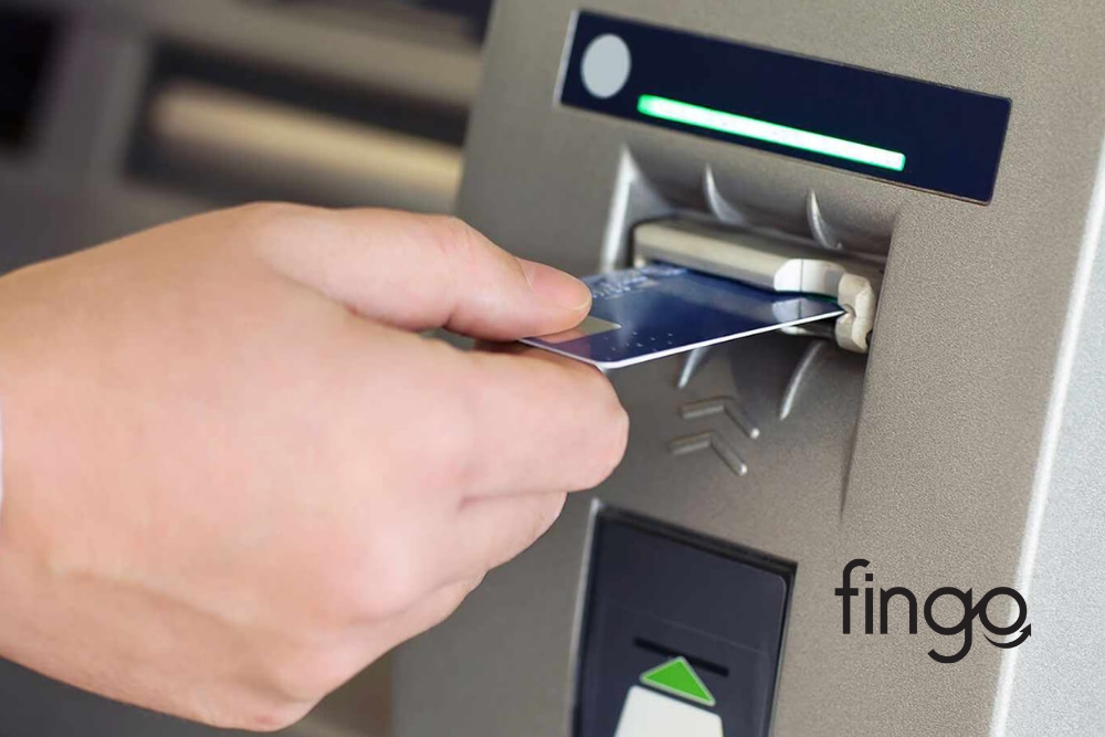 Rút tiền thẻ tín dụng Woori Bank bằng thẻ tại trụ ATM.
