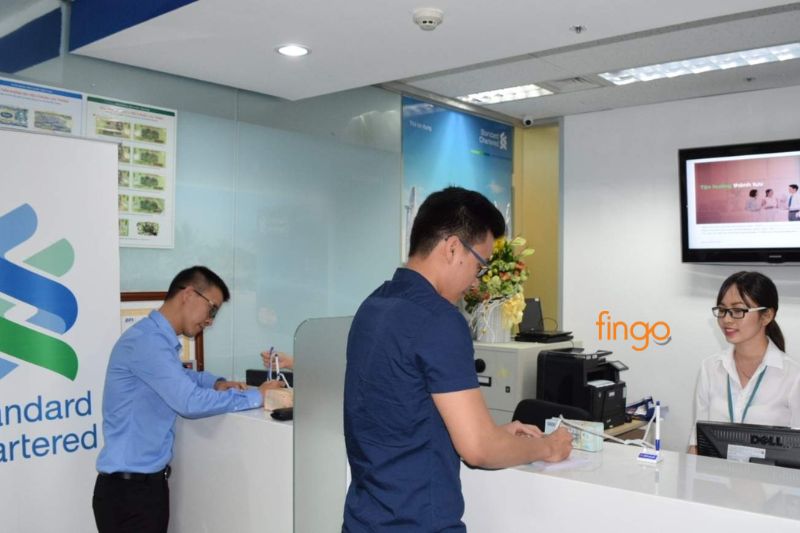 Ra quầy giao dịch Standard Chartered để thực hiện khóa thẻ