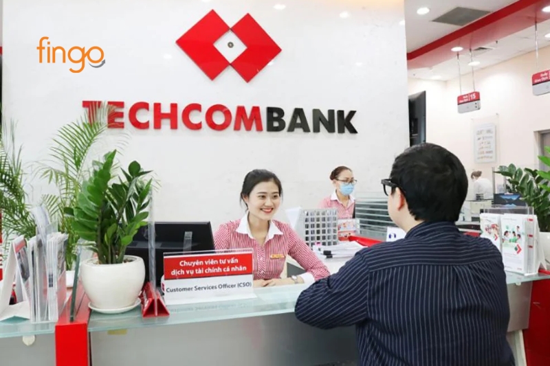 Đến gửi tiết kiệm tại quầy giao dịch Techcombank 