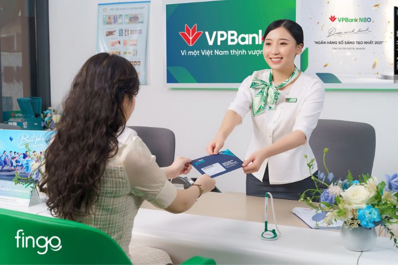 Bạn có thể nhờ nhân viên ngân hàng hỗ trợ mở thẻ tín dụng một cách nhanh chóng