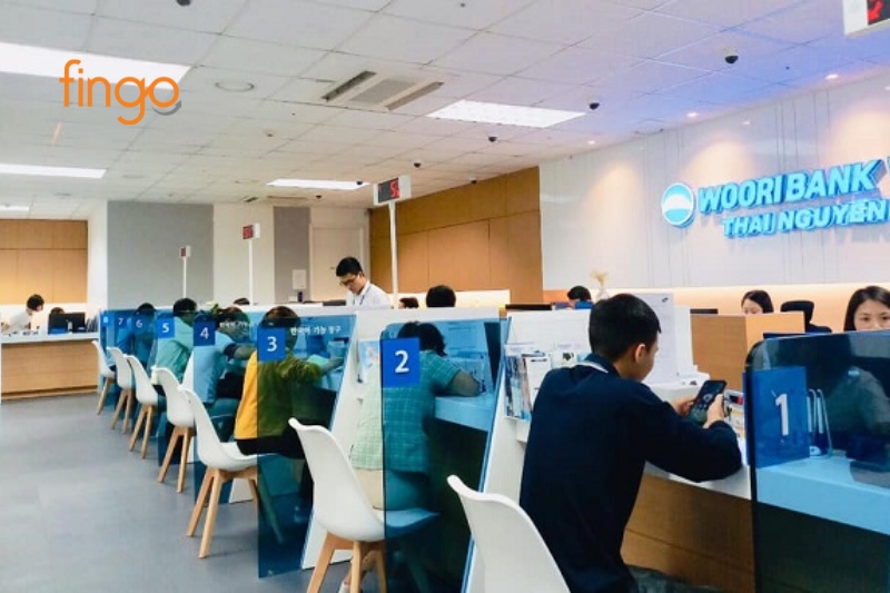 Thanh toán dư nợ thẻ tín dụng Woori Bank tại quầy giao dịch.