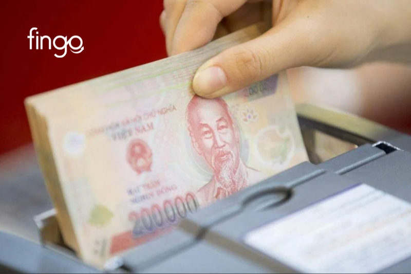 Nhận tiền mặt tại ngân hàng.