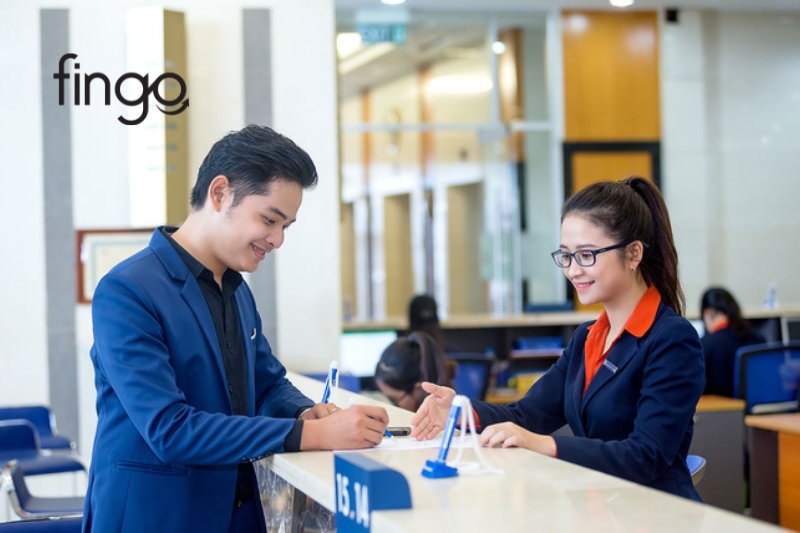 Mở thẻ tín dụng nội địa Sacombank Napas Easy Card tại quầy giao dịch.