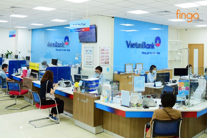 Nhờ nhân viên ngân hàng hỗ trợ thay đổi thông tin cá nhân