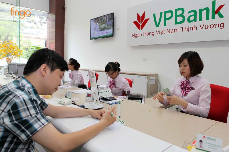 Thực hiện mở thẻ tín dụng VPBank Platinum tại quầy giao dịch