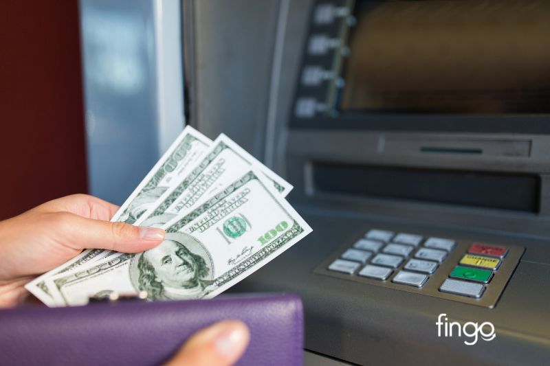 Với thẻ tín dụng OCB, bạn có thể rút tiền bất kỳ máy ATM nào
