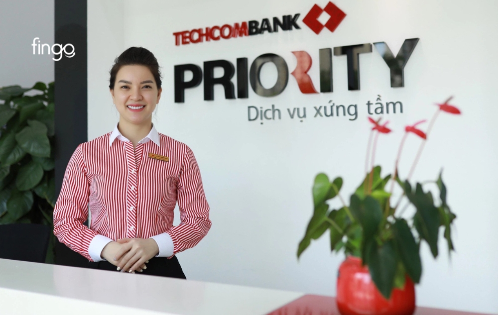 Làm thẻ đen Techcombank tại quầy giao dịch