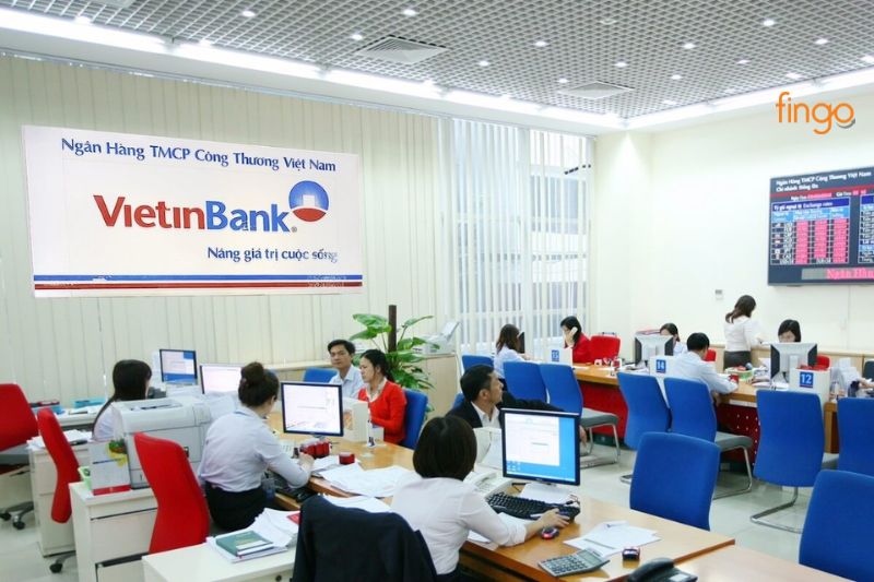 Đến ngân hàng Vietinbank nhờ nhân viên hỗ trợ tra soát giao dịch
